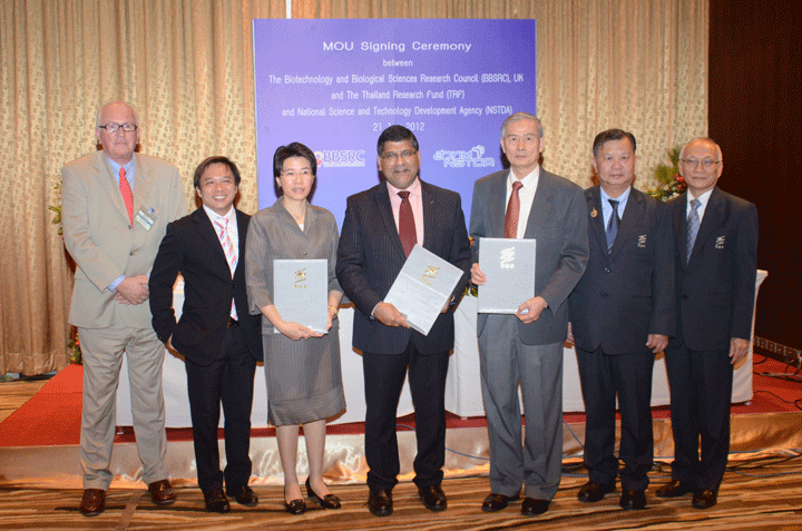 Dr Kanyawim Kirtikara of National Center for Genetic Engineering and Biotechnology (3rd from left), H.E. Asif Ahmad, British Ambassador to Thailand (center) and Prof Dr Sawasd Tantararatana of Thailand Research Fund (3rd from right)
