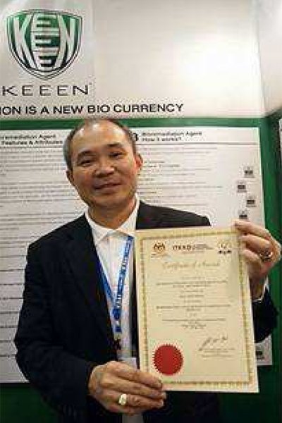 Mr Watson Ariyaphuttarat, founder and industry pioneer, chief industrial ecologist of Hi-Grimm with the award