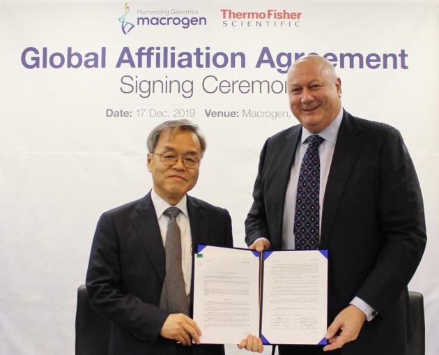 Macrogen CEO Yang Kap-seok (left) and Mark Smedley, Thermo Fisher Scientific’s President of genetic sciences