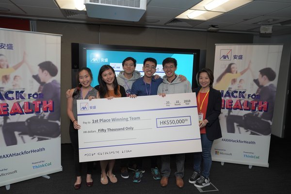 Sally Wan, Chief Executive Officer of AXA Hong Kong and Macau (right), presented the prize to Axathioprine, the Champion, which also won the Best Teamwork Award.