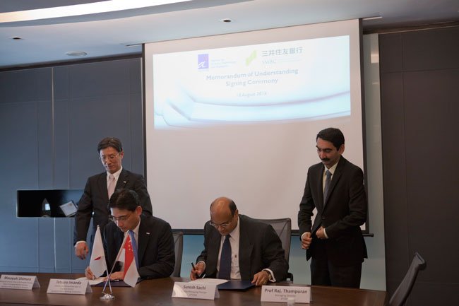 Mr Tetsuro Imaeda, director and GM, Singapore branch, SMBC (L) and Mr Suresh Sachi, deputy managing director, A*STAR (R) ink the MOU, witnessed by Mr Masayuki Shimura, MD, APAC, SMBC (L) and Prof Raj Thampuran, MD A*STAR (R)