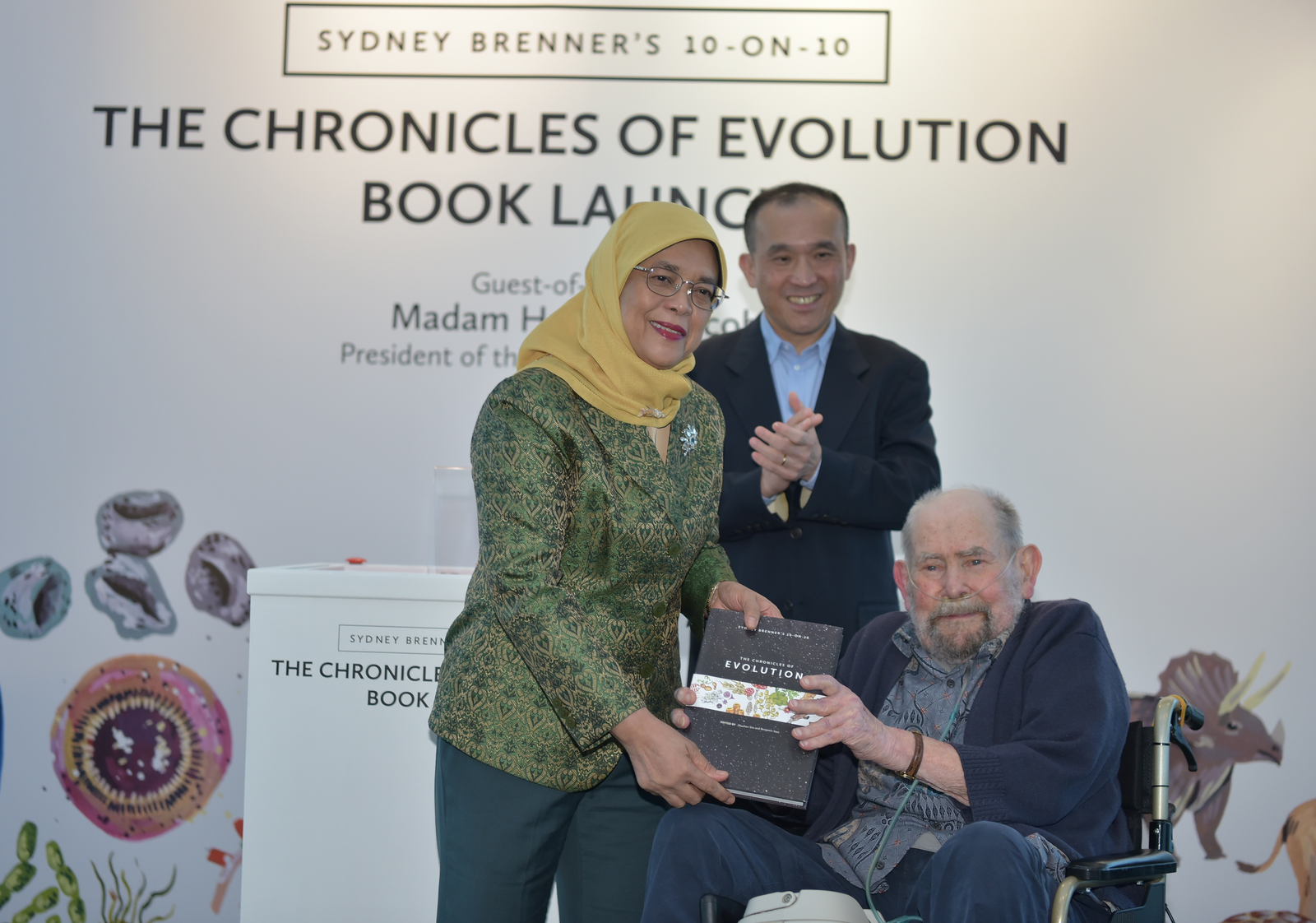 Dr Sydney Brenner, Nobel Laureate and Senior Fellow at A*STAR, presenting a copy of the book to Madam Halimah Yacob, President of the Republic of Singapore.