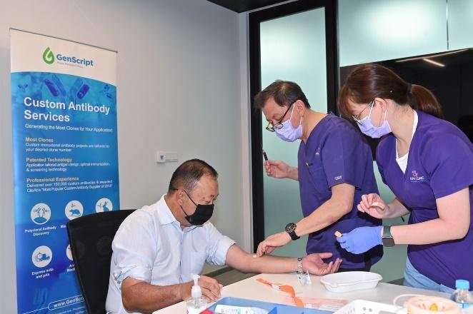 Image caption- Dr Leong Hoe Nam, Infectious Diseases Expert conducting cPass™ Serology Test to AcroMeta CEO, Lim Say Chin