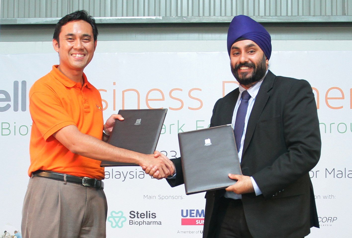 Mr Rizatuddin Ramli, CEO, Malaysian BioXCell (L) and Mr Simranjit Singh, chairman, BioSingapore (R) sign MoU to foster biotechnology growth in Malaysia and Singapore