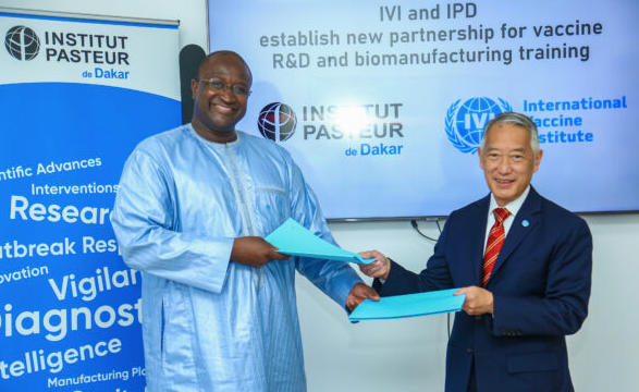 Image caption: Dr Amadou Sall, CEO of IPD (left), and Dr Jerome Kim, Director General of IVI (right)