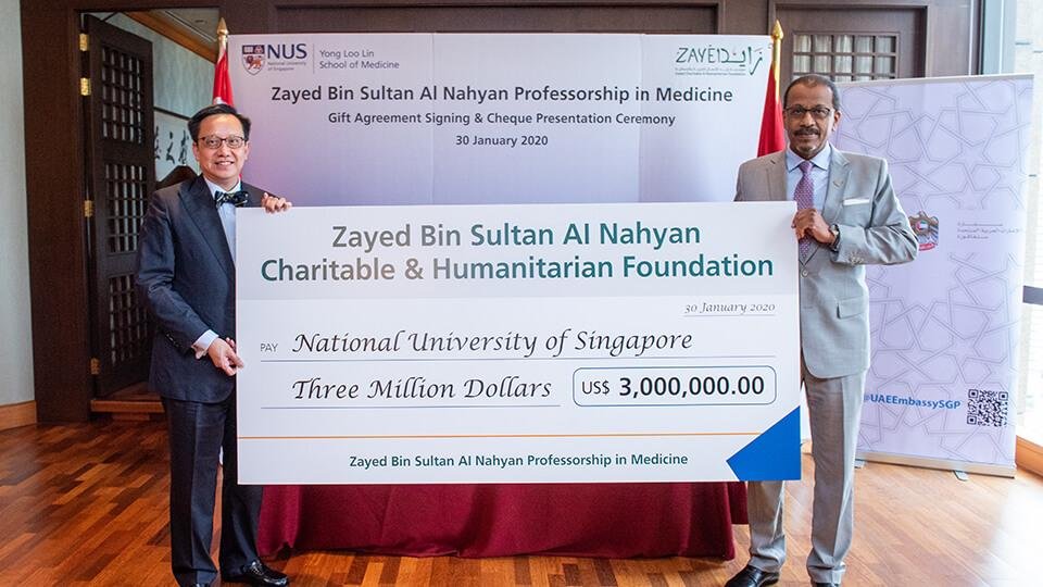 Professor Chong Yap Seng, Dean of the NUS Yong Loo Lin School of Medicine (left) and and His Excellency Dr Mohamed Omar Balfaqeeh, Ambassador of the United Arab Emirates to Singapore (right), at the agreement signing ceremony for the Zayed Bin Sultan Al Nahyan Professorship in Medicine